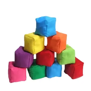 ลูกบอลเล่นกลรูปทรงสี่เหลี่ยมแบบกำหนดเอง4แผงผ้าใบ Hacky Sack แกลบเติมลูกเล่นกล7ซม. เกมขว้างครอบครัว