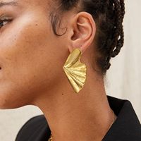 Boucles d'oreilles feuille en métal de style minimaliste personnalité pli irrégulier boucles d'oreilles en forme d'éventail feuille géométrique pour les femmes
