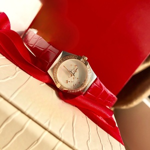 นาฬิกาข้อมือสุภาพสตรีสุดหรู สายหนังสีแดง หน้าปัดลายดาว ขอบเพชร ตัวเรือนโรสโกลด์ ซีรีส์โอเมก้า - Product Image 3