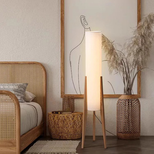 Lampada da Terra in Legno Naturale Stile Wabi-Sabi per Casa, Atmosfera Vintage per Camera da Letto e Soggiorno, da Posizionare Accanto al Divano o al Tavolino - Product Image 1
