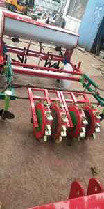 Plantation de paillis de maïs dans une zone aridée, machine de pose de sol plat à quatre rangées, de <span class=keywords><strong>film</strong></span>, de poinçonnage et d'ensemencement - Product Image 4