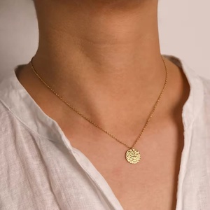 Collier en acier inoxydable plaqué or PVD 18 carats, étanche et inaltérable, avec pendentif rond martelé, vente en gros de bijoux personnalisés - Product Image 3