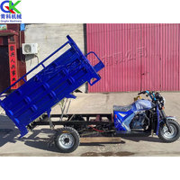Vente directe usine – Tricycle cargo à essence 3 roues marque QK, Shandong Chine, moteur 7,6 kW, réservoir 13 L, capacité de charge 1000 kg, garantie 1 an