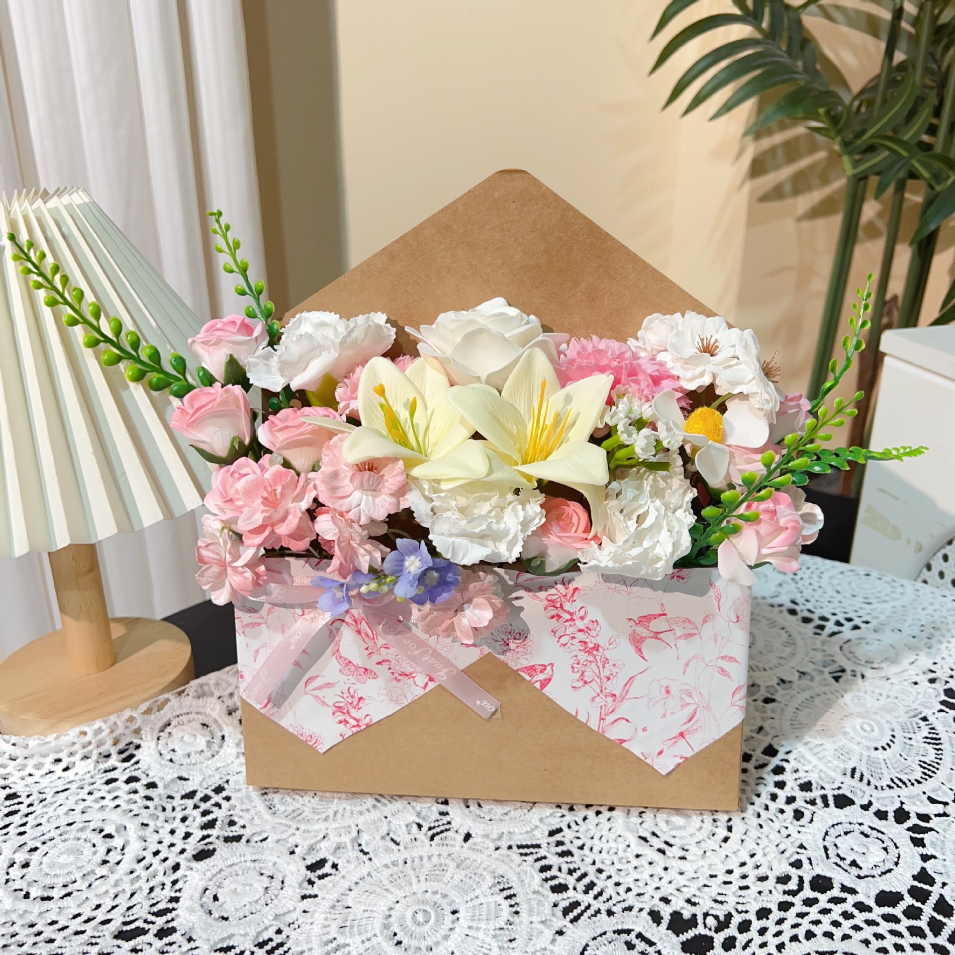 Caja de flores con sobre de begonia inquieta
