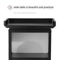 Comptoir d'accueil noir tendance avec design cannelé et accent circulaire sur le devant, pupitre moderne pour présentations carrées en église et en conférence
