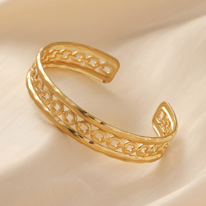 Brazalete de Acero Inoxidable Chapado en Oro de 18K con Diseño Hueco Moderno para Mujer, Estilo Árabe Saudí/Dubái, Ideal para Aniversario - Product Image 4