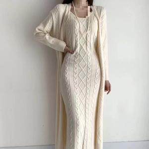 Commercio all'ingrosso personalizzato 2022 autunno e inverno coreano Chic modello di lino lungo Cardigan maglione interno <span class=keywords><strong>maglia</strong></span> bretella vestito da donna set - Product Image 4