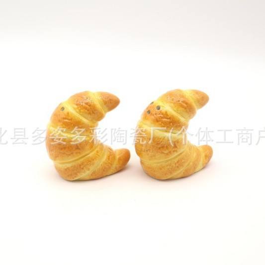 2 cattle pepper shakers