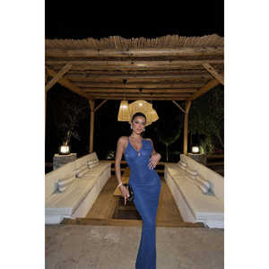 Robe de soirée bleu marine coupe trapèze avec détails roses, manches courtes, décorations de sequins et strass, style chic empire, longueur ras du sol, ornée de plumes - Product Image 4