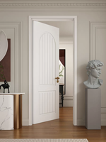 Porte en bois à charnières de style médiéval, peinte en blanc, avec lignes décoratives, rainures de style mid-century et arc circulaire
