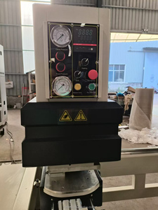 Máquina <span class=keywords><strong>de</strong></span> soldadura automática CNC <span class=keywords><strong>de</strong></span> cuatro cabezales <span class=keywords><strong>para</strong></span> <span class=keywords><strong>ventanas</strong></span> <span class=keywords><strong>de</strong></span> <span class=keywords><strong>PVC</strong></span> sin costuras con <span class=keywords><strong>limpiador</strong></span> - Product Image 4