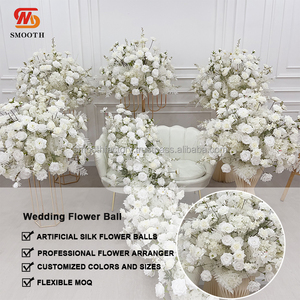 Centres de table LEDA faits à la main, boule de fleurs artificielles blanches personnalisées et douces pour mariage - Product Image 3