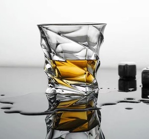 Vendita calda all'ingrosso fornito di cristallo rotante personalizzato bicchiere di whisky bicchiere bicchiere di whisky Logo personalizzato bicchieri di whisky - Product Image 4