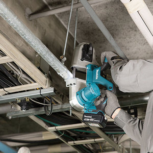Scie à ruban portative rechargeable Makita DPB182, batterie lithium 18V sans fil, pour la découpe des métaux - Product Image 2