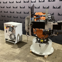 Robot industriel KUKA KR120 R1800 avec une charge utile de 120 kg et une portée de 1803 mm, équipé d'une pince robotique pour la manutention de chargement/déchargement sur ligne de production