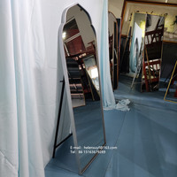 Grand miroir sur pied contemporain avec cadre en métal doré, tailles personnalisées disponibles