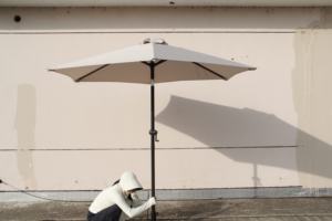 Sombrilla de <span class=keywords><strong>Patio</strong></span> Impermeable de 7.5 pies para Playa y Restaurante con Manivela, Diseño Moderno para Uso en Exteriores, Junto a la Piscina y en el Balcón - Product Image 5