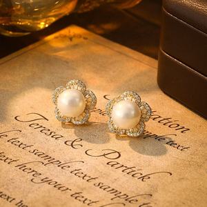 Pendientes de Perlas con Flores de Circonio Microincrustado, Modernos, Minimalistas, Exquisitos, con un Toque de Lujo y Estilo - Product Image 2