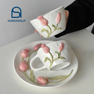 Ensemble de tasses à café <span class=keywords><strong>et</strong></span> à thé en céramique 3D élégant <span class=keywords><strong>et</strong></span> exquis, motif tulipe bleu rose, peint à <span class=keywords><strong>la</strong></span> main, en relief, avec soucoupe - Product Image 1
