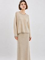 Ensemble deux pièces en maille de luxe scintillant pour femme, pull col rond beige et jupe longue, tenue élégante et discrète de luxe discret