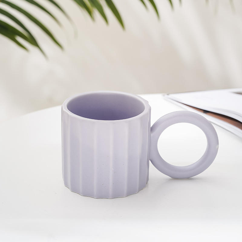 Tasse ronde à rayures violettes mates