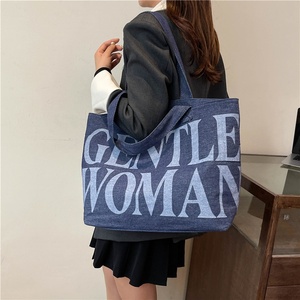 Fabricant de sacs à main en denim imperméables à la mode avec logo personnalisé et lettre imprimée sac fourre-tout pour femmes - Product Image 4