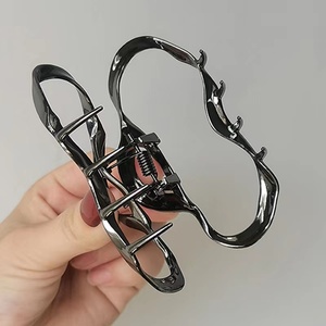 Pinces à <span class=keywords><strong>cheveux</strong></span> en <span class=keywords><strong>crabe</strong></span> simple et élégant de 9cm pour femmes filles coréennes creuses géométriques croisées accessoires de <span class=keywords><strong>cheveux</strong></span> de griffe de <span class=keywords><strong>cheveux</strong></span> de bain - Product Image 6