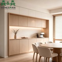 Buffet Japandi avec portes en chêne massif, dessus blanc cassé et niche ouverte pour station café