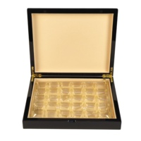Boîte à chocolat personnalisée en bois brillant avec couvercle imprimé UV, doublure en velours, plateau intérieur en plastique et charnière métallique pour l'emballage de friandises du Ramadan et de l'Aïd