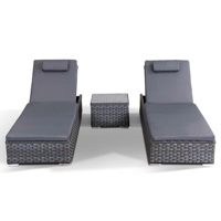 Ensemble de chaises longues 3 pièces en rotin PE avec coussins et table basse latérale grise pour l'extérieur.