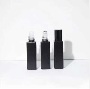 ขวดแก้วทรงสี่เหลี่ยมสีดำขนาด 10 มล. พร้อมฝาแบบลูกกลิ้งสำหรับน้ำมันหอมระเหยและผลิตภัณฑ์ดูแลส่วนบุคคล - Product Image 3