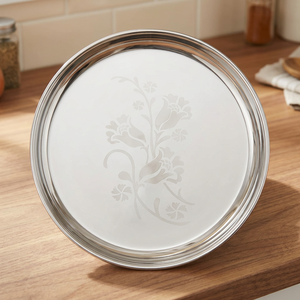 Elegante Bandeja Redonda Plateada para Servir con Centro Grabado con Flores y Borde Elevado Decorativo para Comedor y Decoración de Mesa - Product Image 5