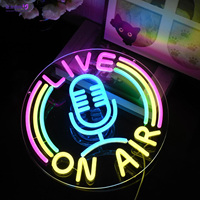 Letrero LED de Neón con Anillo de Arcoíris para Transmisiones en Vivo, con Micrófono USB Regulable, Luz de Pared LED para Decoración de Salas de Streaming, Estudios de Grabación de Podcasts, Personalizable
