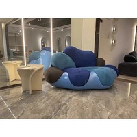 Canapé inclinable en forme d'arc de style minimaliste italien moderne avec revêtement en velours nuage pour petits salons et clubs - Design de luxe léger