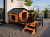 Doppelstöckiges Holz-Haustierhaus mit Dachterrasse, Seitenleiter und Geländer - Outdoor-Hundebett und -Unterstand