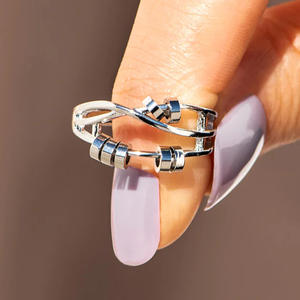 Anello Geometrico in Acciaio Inossidabile T0706, Gioiello Unisex Moderno e Alla Moda, Design Semplice Senza Pietre - Product Image 3