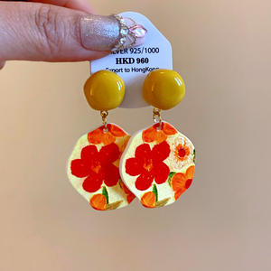 Boucles d'oreilles personnalisées de style <span class=keywords><strong>vacances</strong></span> irrégulières Boucles d'oreilles fleur rouge acrylique à la mode Cadeau pour les femmes - Product Image 1