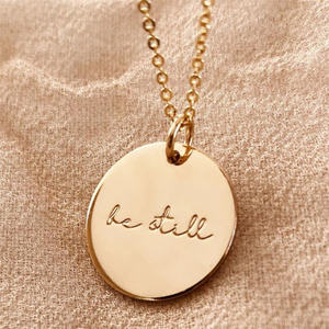 Collier pendentif populaire en forme <span class=keywords><strong>de</strong></span> disque « Be Still » Bijoux inspirés Plaqué or Acier inoxydable Bijoux personnalisés Gravure <span class=keywords><strong>de</strong></span> citation Collier avec phrase - Product Image 2