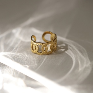 Anillos de Dedo con Textura Irregular Chapados en Oro de 18K, Diseño Retro en Relieve, Anillo Abierto de Acero de Titanio - Product Image 2