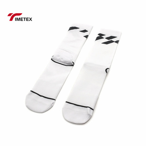 Chaussettes <span class=keywords><strong>de</strong></span> cyclisme personnalisées Chaussettes <span class=keywords><strong>de</strong></span> cyclisme <span class=keywords><strong>de</strong></span> compression pour hommes et <span class=keywords><strong>femmes</strong></span> Chaussettes <span class=keywords><strong>de</strong></span> sport pour l'extérieur - Product Image 2