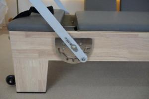 Equipo de Pilates Reformer de Roble de Lujo de Alta Gama para Uso Doméstico con Cuerdas Personalizadas OEM y Juego de Muelles de Retracción Automática para Ejercicio de Yoga y Fortalecimiento del Core - Product Image 2