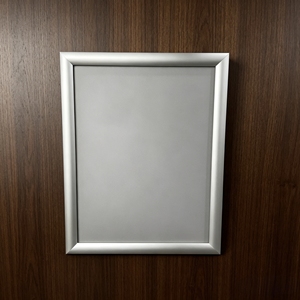 Cadre en aluminium de haute qualité de 25 mm avec panneau arrière en PE pour signalétique hospitalière et affichage d'informations de bureau - Product Image 1