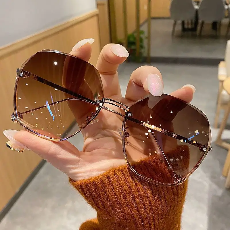 Novo estilo Polígono Irregular moda óculos de sol Gradiente Frameless Óculos de sol Oversized elegante metal-moldado óculos de sol femininos