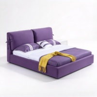 Lit double minimaliste italien en cuir rembourré avec grand coussin et nœud papillon, lit violet aligné sur le côté pour chambre principale