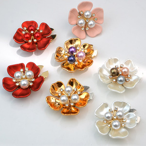 Bouton de couverture en alliage de zinc avec perle de mode et pétale de fleur coloré, accessoires de vêtements en cristal de strass - Product Image 1
