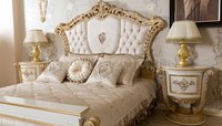 Ensemble de meubles de chambre à coucher classique royal noble de qualité, bois massif sculpté antique doré, lit king size avec table de chevet