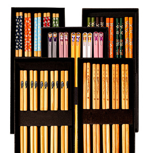Palillos de bambú estilo japonés, puntiagudos, 5 pares en caja de regalo negra con diseño floral de peces, para regalos. - Product Image 2