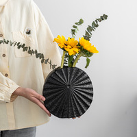 Vase en céramique moderne rond plissé, en grès mat côtelé et cannelé, pour la décoration intérieure, vente en gros pour fournisseurs