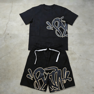 طقم تي شيرت وشورت مطبوع بشعار مخصص، ملابس الشارع بطباعة حريرية، طقم رياضي قطني مغسول بالأحماض من قطعتين للرجال - Product Image 1