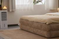 Lit rembourré incurvé de style vintage moderne italien avec cadre en bois pour chambre à coucher